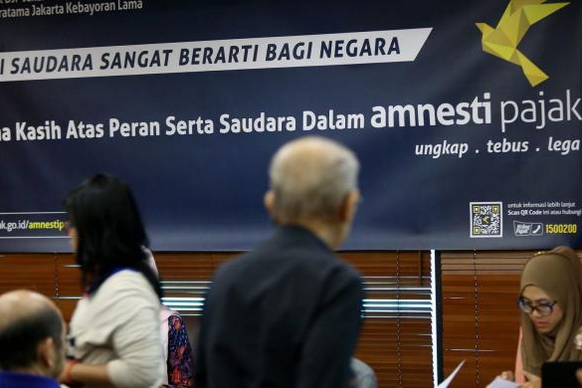 Sejumlah warga menunggu panggilan untuk ikut dalam program Tax Amnesty di Kantor Pajak Pratama Kebayoran Lama, Jakarta Selatan, Jumat, 30/9/2016. 