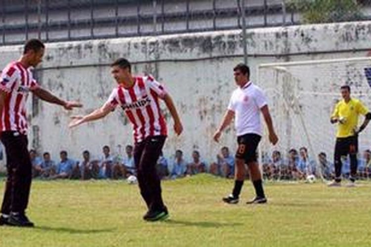 Aktivas tim PSV Eindhoven saat mengunjungi penjara terbesar di Thailand yakni, Klong Prem, pada Jumat (11/1/2013) pagi waktu setempat. 