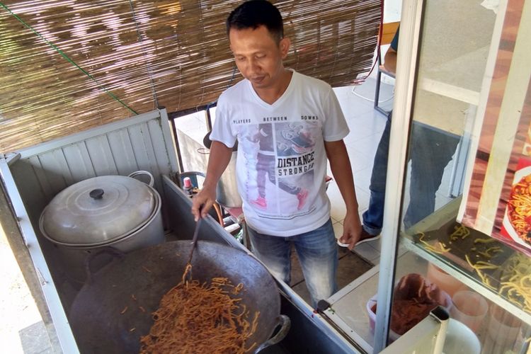 Fajri, sedang memasak mi udang di Droyal Coffee, Kota Lhokseumawe, Aceh, Kamis (14/12/2017).