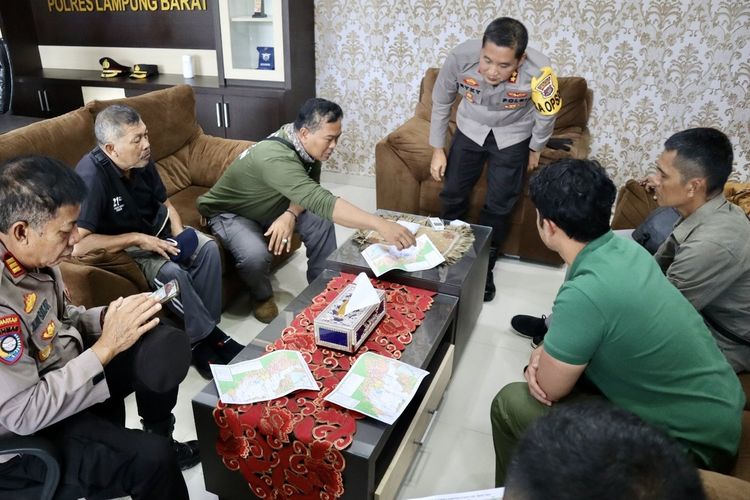 Tim rescue Taman Safari Indonesia memberitahukan strategi penangkapan harimau kepada anggota Polres Lampung Barat, Rabu (13/3/2024). Tim ini didatangkan untuk membantu menangkap harimau yang telah menewaskan dua petani di Suoh.