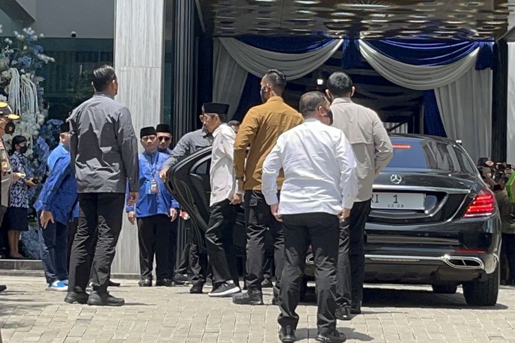 Presiden RI Joko Widodo tiba di kantor Dewan Pimpinan Pusat (DPP) Partai Amanat Nasional (PAN) di Jalan Amil Buncit Raya, Jakarta Selatan, Minggu (2/4/2023) siang.