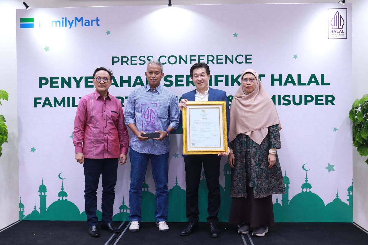 FamilyMart resmi mengantongi sertifikat halal. Penerima serifikat halal adalah Head of Operation FamilyMart Indonesia Tulus Prasetio, Muti Arintawati, dan Muhammad Aqil Irham. 