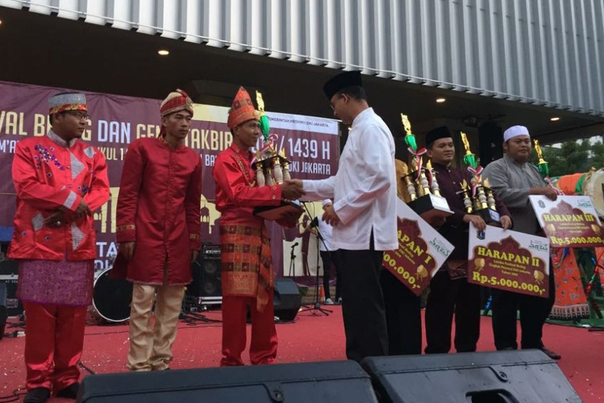 Para pemenang lomba Festival Beduk yang digelar Pemerintah Provinsi DKI Jakarta menerima hadiah yang diserahkan Gubernur DKI Jakarta Anies Baswedan di halaman Balai Kota DKI Jakarta, Jalan Medan Merdeka Selatan, Jumat (1/6/2018). Hadiah berasal dari Bazis DKI Jakarta.