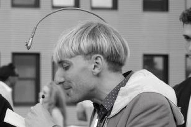 Neil Harbisson punya antenna yang diimplan di tengkoraknya oleh seorang dokter tanpa nama. 