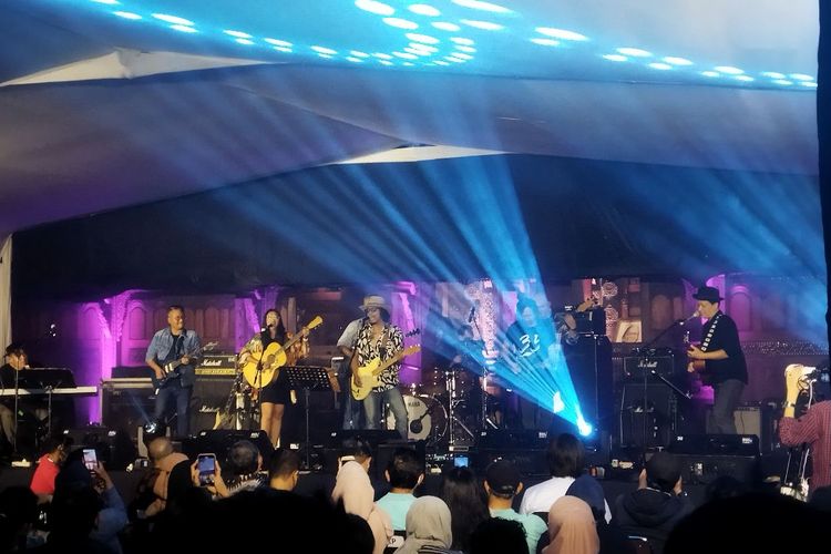 Musisi Endah Widiastuti dan beberapa gitaris yang lain saat tampil dalam konser amal Gitaris Untuk Negeri di Bentara Budaya Jakarta pada Rabu (7/12/2022).