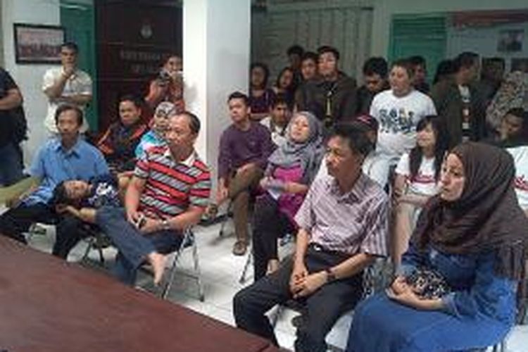 Puluhan warga ber KTP Jakarta tak bisa nyoblos di Malang.puluhan warga mendatangi kantor KPU Kota Malang.Rabu (9/7/2014).