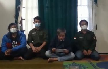 Iqbal Fauzi Pratama (ke-2 dari kanan) sedang membacakan permohonan maaf karena telah melanggar perutaran pendakian di Gunung Sindoro via Banaran, Kabupaten Wonosobo, Jawa Tengah, Sabtu (21/8/2021)