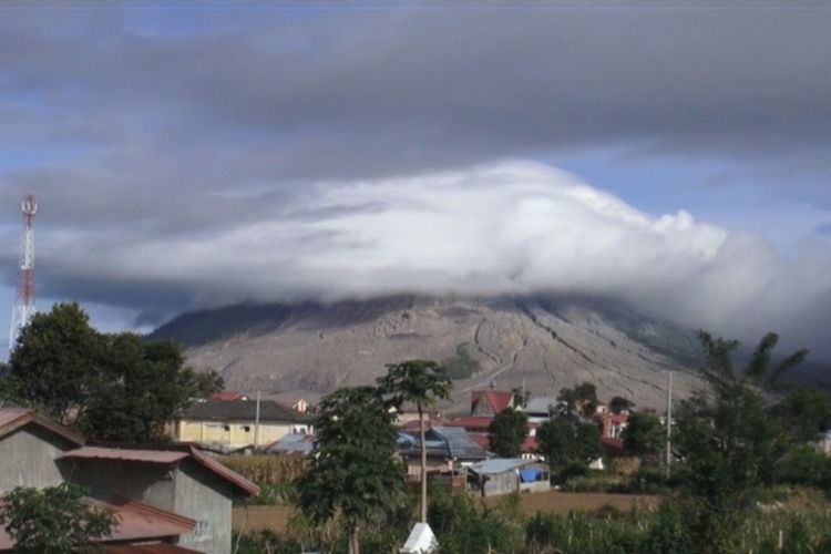 cctv erupsi sinabung , dan suasana sinabung tertutup kabut