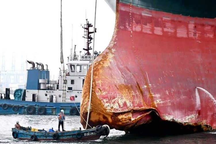 Kapal kontainer besar Ever Given yang diketahui memblokir Terusan Suez pada Maret 2021 terlihat di Qingdao, China, saat sedang menjalani perbaikan. Pada 9 Januari 2023 ini, Kapal Kargo MV Glory di laporkan kandas di Terusan Suez.
