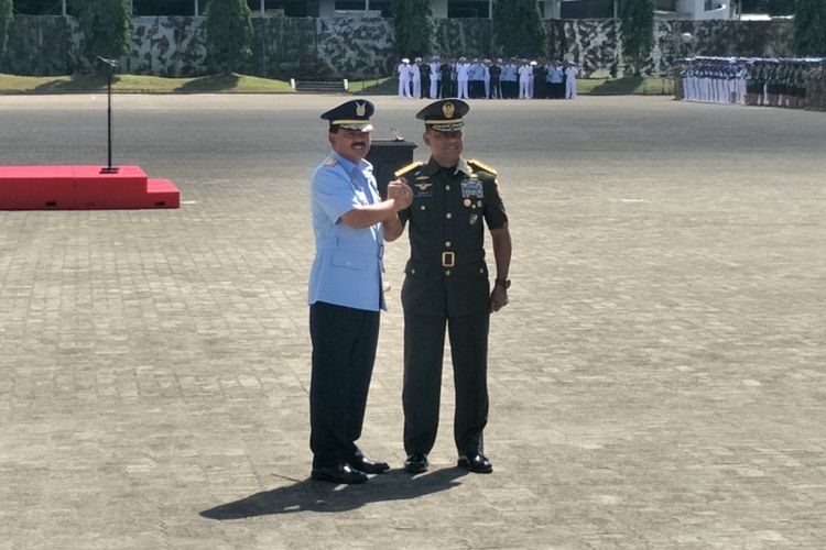 Panglima TNI Marsekal Hadi Tjahjanto dan Jenderal Gatot Nurmantyo bersalaman usai prosesi upacara serah terima jabatan Panglima TNI di Lapangan Upacara Markas Besar TNI, Cilangkap, Jakarta Timur, Sabtu, (9/12/2017). 