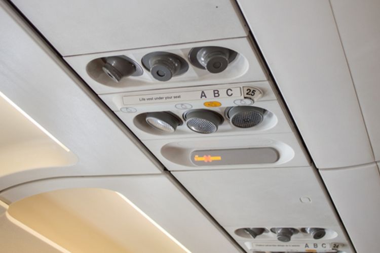 Panel tombol di atas kursi kabin pesawat