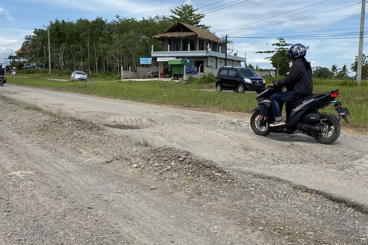 Kondisi akses jalan menuju Kota Baru Lampung, Kamis (13/4/2023).