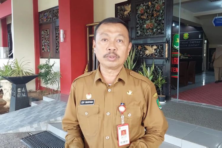Sekda Kabupaten Sumenep, Edy Rasyadi, di halaman kantor Pemkab Sumenep.