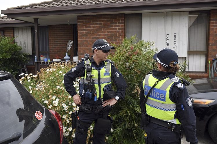 Dua orang polisi berjaga di sebuah rumah di Dallas, pinggiran kota Melbourne yang digerebek pada Selasa (20/11/2018) pagi. Di rumah ini polisi menangkap tiga pria yang diduga merencanakan aksi teror di Melbourne. 