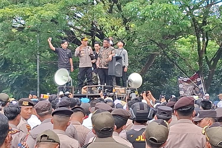 Tuding Mafia Tambang Bermain, Ratusan Sopir Truk Demo Kantor Gubernur Kalsel terkait Solar Subsidi