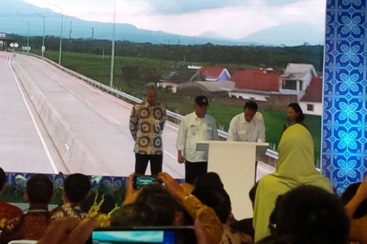 Presiden Joko Widodo meresmikan Jalan Tol Semarang-Solo Seksi III Bawen-Salatiga di Gerbang  Tol Salatiga, Senin (25/9/2017) siang.