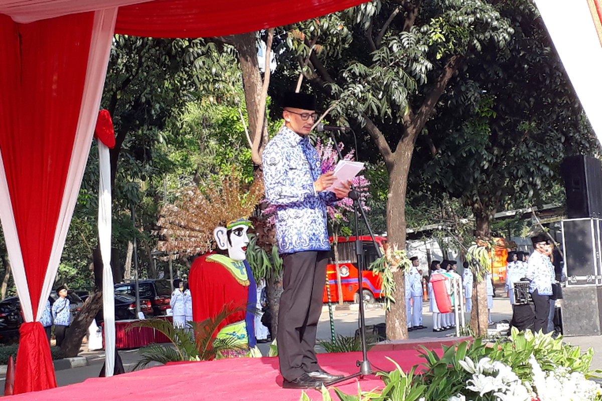 Wakil Gubernur DKI Jakarta Sandiaga Uno membacakan sambutan Presiden RI Joko Widodo saat memimpin upacara peringatan hari lahir Pancasila di Lapangan IRTI, Monas, Jakarta Pusat, Jumat (1/6/2018).