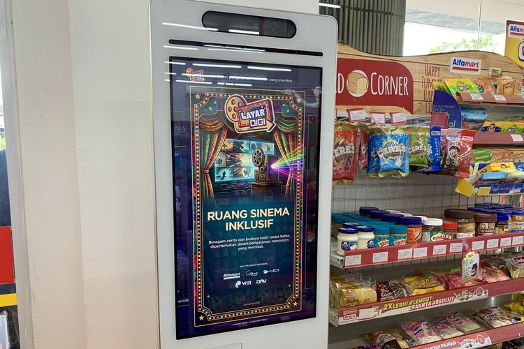Penonton dapat membeli tiket di mesin otomatis Kiosk dalam gerai Alfamart dan di luar pintu studio, dengan harga Rp 15.000 per orang untuk hari kerja (weekday) dan Rp 20.000 per orang khusus akhir pekan. Mesin ini akan menampilkan judul-judul film yang sedang tayang di bioskop mini Alfamart, lengkap dengan jadwal penayangannya. Pelanggan bisa langsung membayar via QRIS di mesin otomatis tersebut atau membayar tiket via kasir Alfamart.