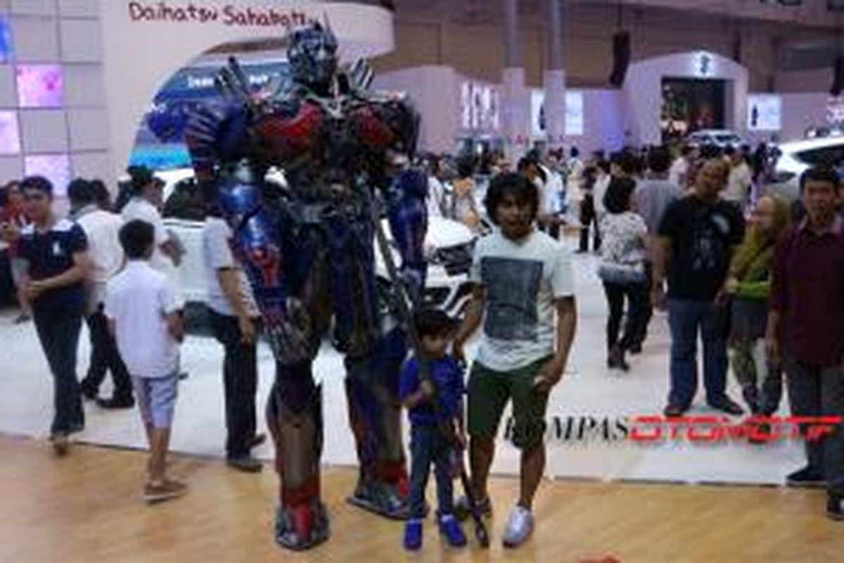 Tokoh Transformer jadi objek foto di stan Daihatsu.