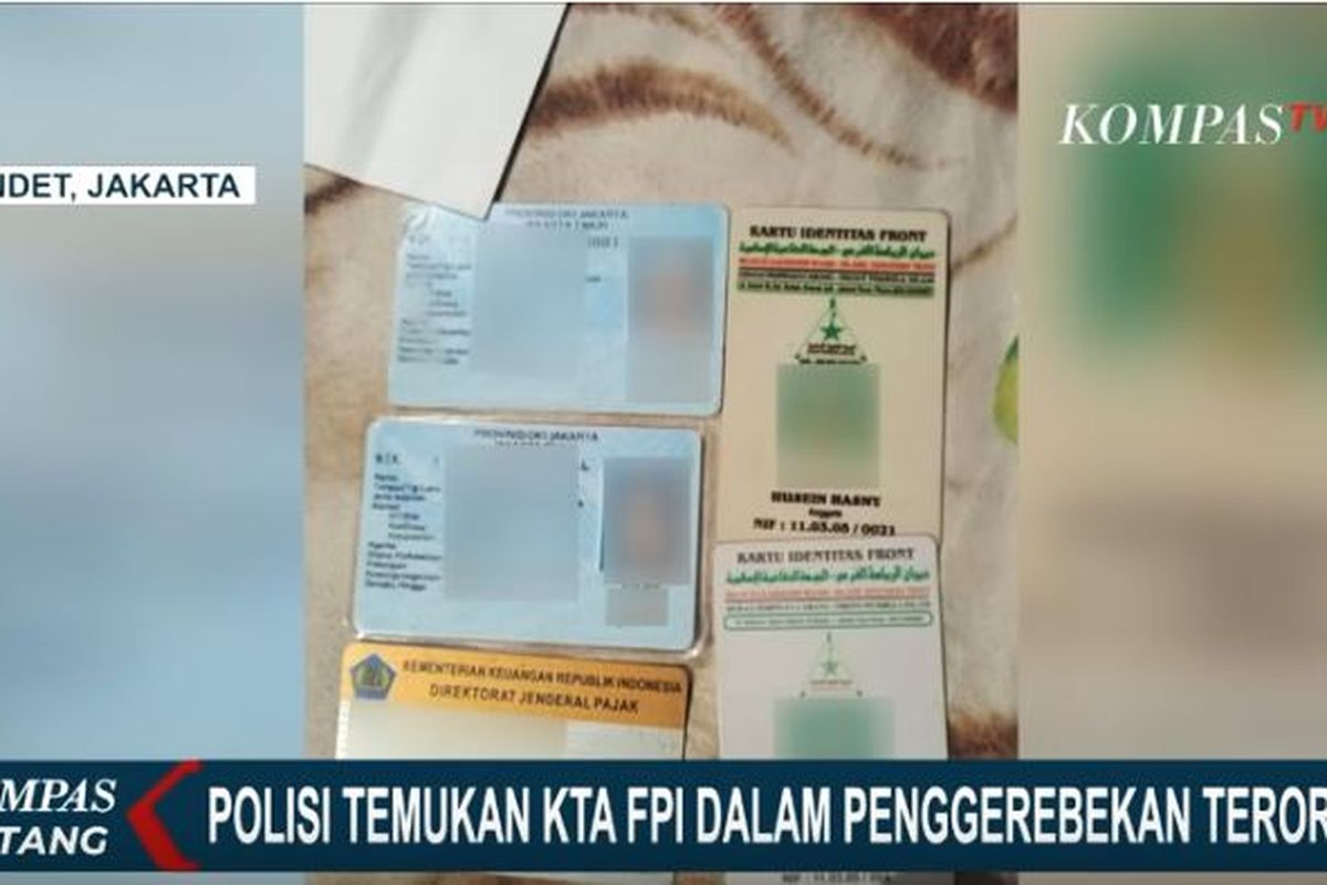 Polisi temukan kartu anggota FPI saat penggeledahan rumah terduga teroris di Condet, Jakarta Timur.