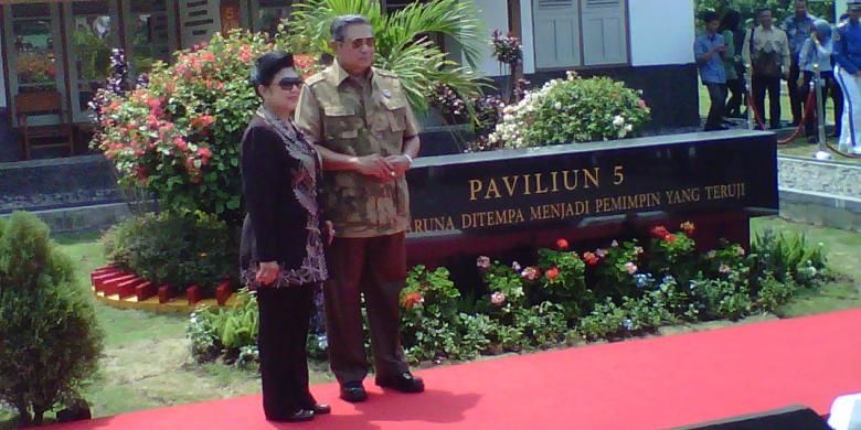 Presiden Susilo Bambang Yudhoyono bersama Ibu Ani Yudhoyono saat meresmikan Museum Paviliun 5 di Akmil Magelang, Jumat (17/10/2014).