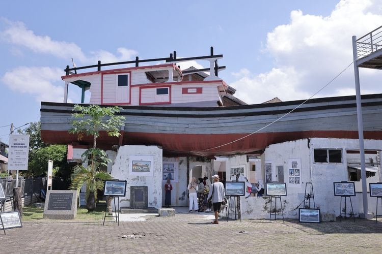 Pengunjung menyaksikan kedahsyatan bencana gempa dan tsunami Aceh dalam frame foto yang merupakan hasil karya jurnalis foto Banda Aceh yang dipamerkan di Museu Kapal Diatas Rumah, di Desa Lampulo Banda Aceh, Sabtu (25/12/2021). Pameran ini digelar pda peringatan 17 tahun Aceh Pasca Bencana Gempa dan Tsunami 26 Desember 2021.*****