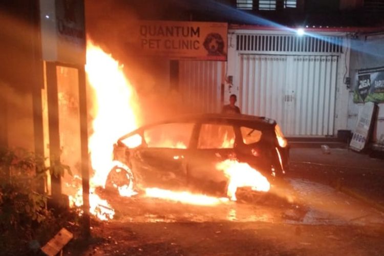 Sebuah kecelakaan tunggal yang mengerikan terjadi di Jalan Danau Bratan, Sawojajar, Kota Malang, Jawa Timur pada Rabu (16/7/2025) dini hari.