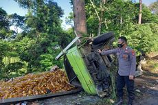 Truk Ekspedisi Terbalik, Muatan Minyak Goreng Masuk ke Jurang Lampung