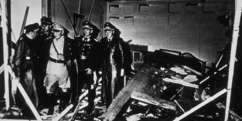 Ruang rapat di markas besar Hitler yang disebut Wolf's Lair di Rastenburg, Prusia hancur lebur akibat bom yang diletakkan Letkol Claus von Stauffenberg untuk membunuh pemimpin Nazi itu. Akibat ledakan bom itu empat orang tewas namun Hitler lolos dari maut.