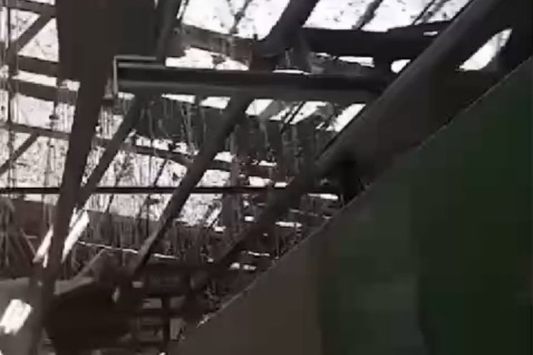 Angin puting beliung merusak atap rumah dan pabrik Kahatex di Jatinangor, Sumedang, Jabar, Rabu sore. KOMPAS.com/Screenshoot Video