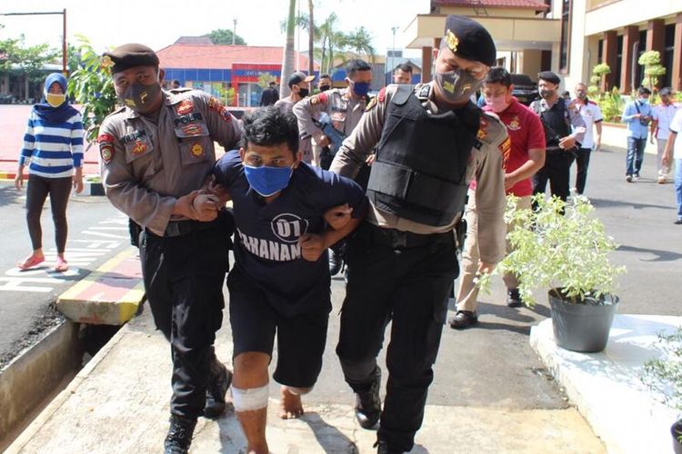 IP (26) pembunuh Sintya Wulandari (21) saat digelandang polisi di Mapolres Jepara, Rabu (20/5/2020)