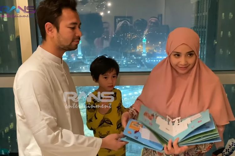 Raffi Ahmad dan Nagita saat diberikan kejutan ulang tahun oleh tim RANS Entertainment.