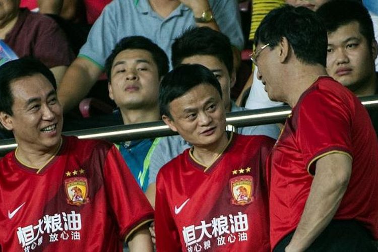 Chairman Alibaba Group, Jack Ma (tengah), menyaksikan partai antara Guangzhou Evergrande dan Sydney Wanderers pada perempat final Liga Champions Asia di Stadion Tianhe, 27 Agustus 2014.