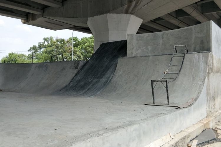 Area bermain skate board di Skate Park, kolong flyover Pasar Rebo, Jakarta Timur, yang sedang dibangun, Jumat (1/11/2019).