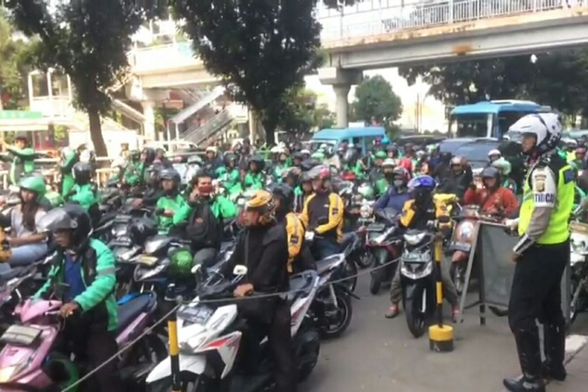 Puluhan ojek online memblok Jalan Casablanca, Selasa (25/7/2017).