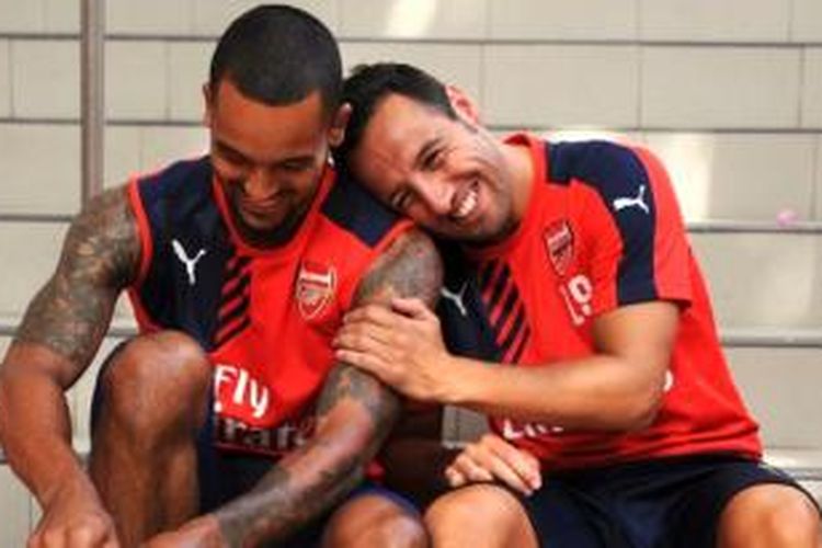 Dua pemain Arsenal, Theo Walcott dan Santi Cazorla. 