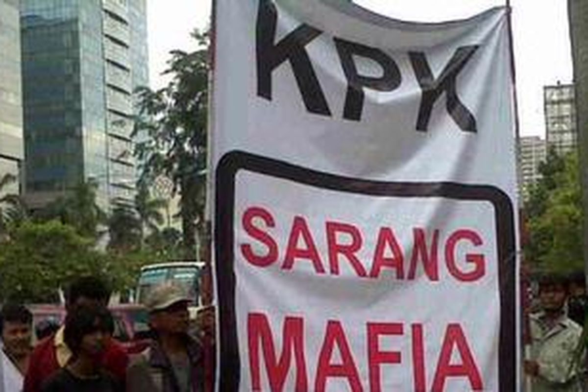 Massa pendukung PDIP dari Dewan Pimpinan Nasional Relawan Perjuangan Demokrasi (DPN Repdem). Massa berjumlah sekitar 100 orang. Mereka menyatakan KPK tebang pilih dalam menangani kasus Traveller Cheques, Senin (21/02/2011).