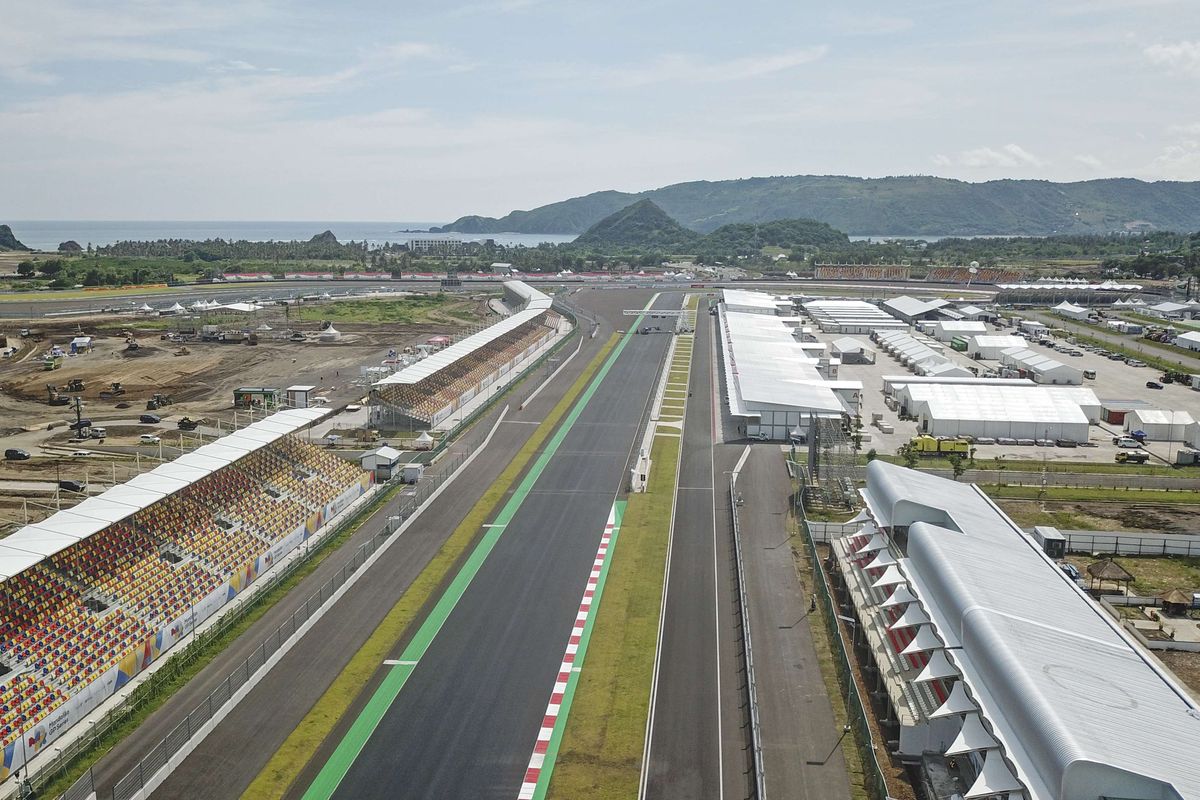 Foto udara suasana Pertamina Mandalika International Street Circuit di Kawasan Ekonomi Khusus (KEK) Mandalika, Pujut, Praya, Lombok Tengah, NTB, Senin (14/3/2022). Menteri BUMN Erick Thohir menyampaikan bahwa Mandalika siap menjadi tuan rumah MotoGP pada 18-20 Maret mendatang dan optimistis penyelenggaran akan sukses dilaksanakan.