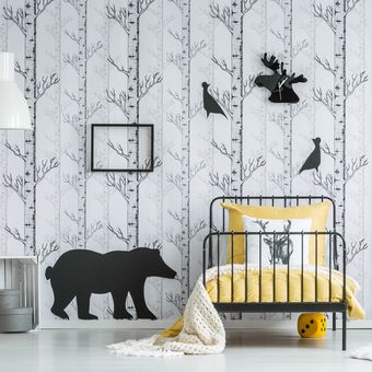 Penggunaan wallpaper dinding berwarna abu-abu di kamar anak