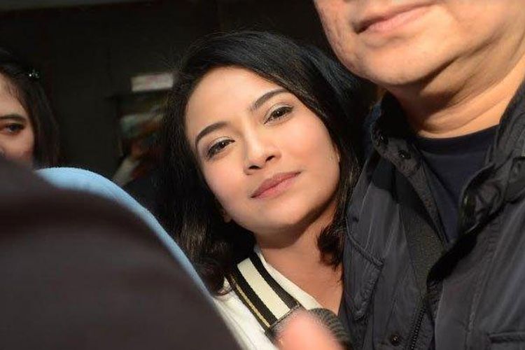 Senyum Vanessa Angel saat bebas dari Rutan Medaeng, Surabaya, Minggu (30/6/2019).