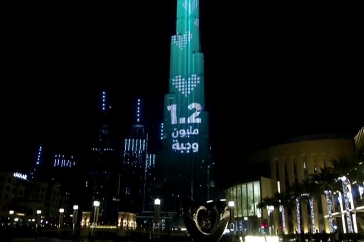 Burj Khalifa setinggi 828 meter, telah menjadi kotak sumbangan amal yang bersinar