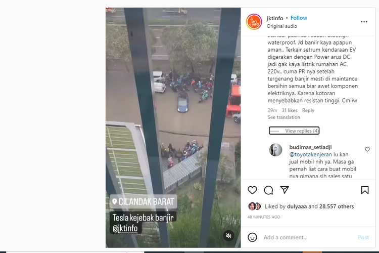 video viral mobil Tesla terendam banjir di Jakarta