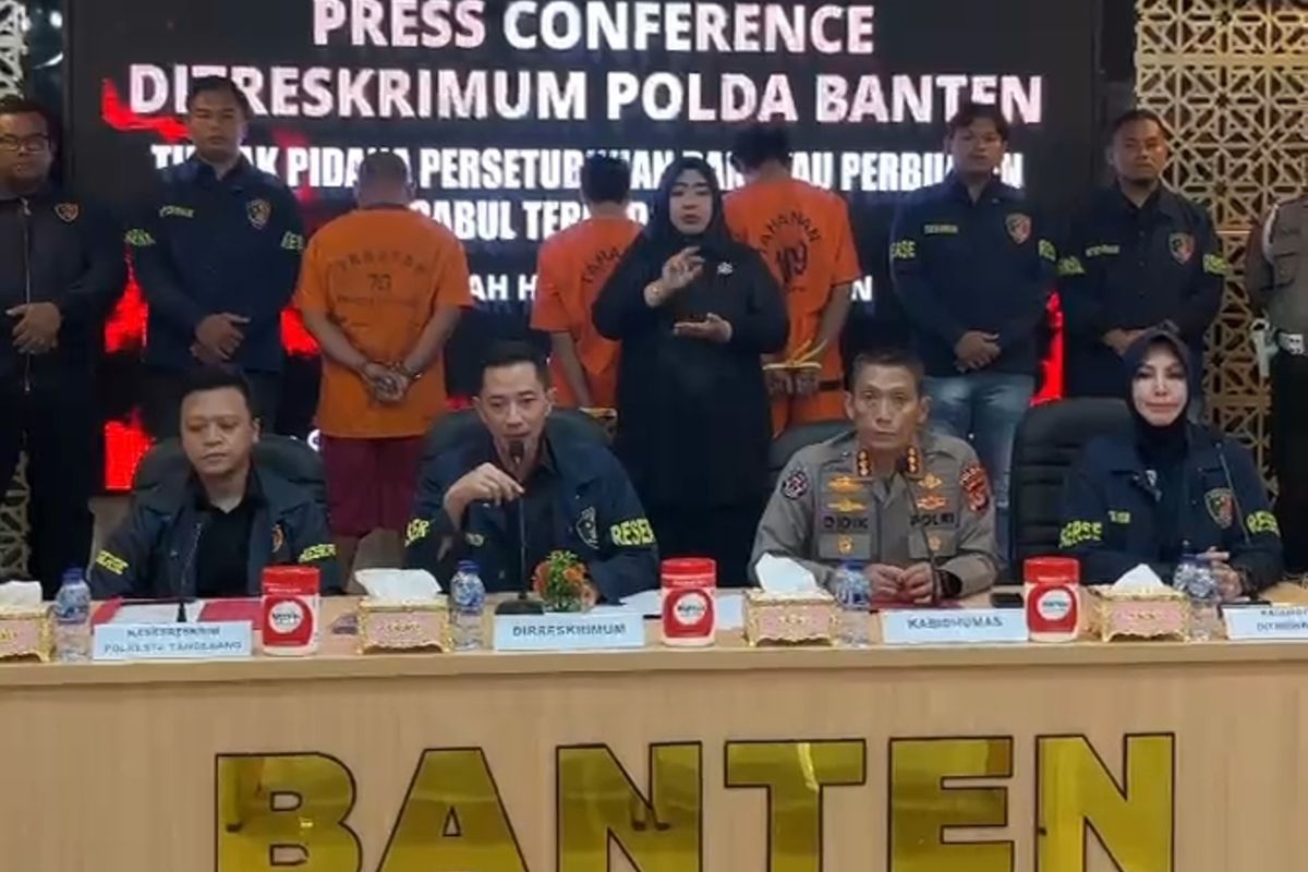 Polda Banten saat memperlihatkan 3 dari 4 tersangka kasus kejahatan seksual terhadap anak dibawah umur. Selasa (3/6/2025).