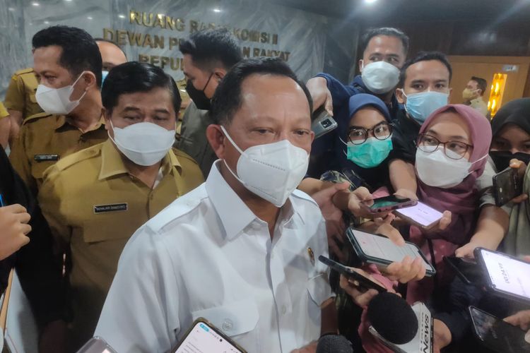 Menteri Dalam Negeri Tito Karnavian ditemui di Kompleks Parlemen Senayan, Jakarta usai rapat dengan Komisi II DPR, Selasa (5/4/2022).