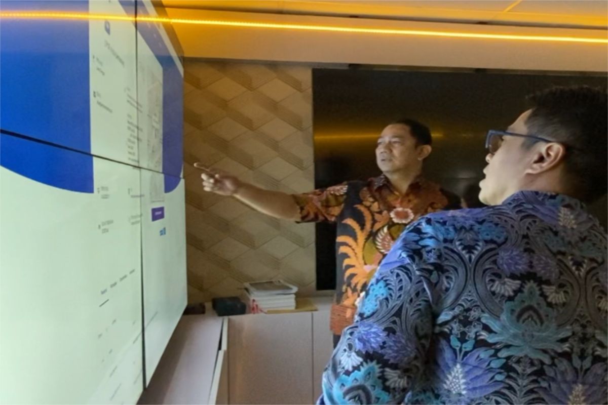Kepala LKPP Hendrar Prihadi bersama dengan Project Director GovTech Procurement Telkom Indonesia, Rahmat Danu Andika membahas terkait pengembang platform marketplace pemerintah, Jakarta, Rabu (5/4/2023).