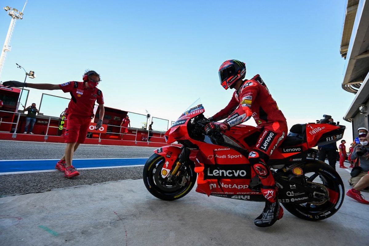 Francesco Bagnaia saat berlaga pada MotoGP San Marino 2021. (Photo by ANDREAS SOLARO / AFP)