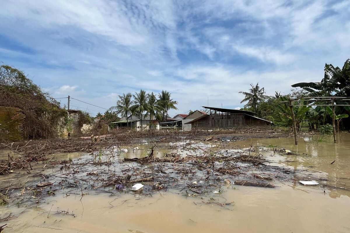 Banjir melanda Desa Karangligar, Kecamatan Telukjambe Barat, Karawang, Jawa Barat, Selasa (8/7/2025).