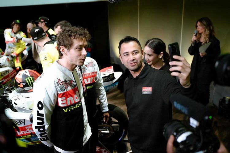 Raffi Ahmad bersama Valentino Rossi di Riccione, Italia dalam peluncuran tim balap VR46 Racing. 