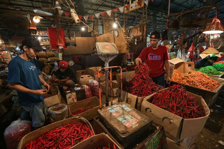 Suasana lapak penjual cabai merah keriting di Pasar Induk Kramat Jati, Jakarta, Selasa (28/6/2022). Badan Pangan Nasional sosori kondisi daerah surplus dan defisit pangan.