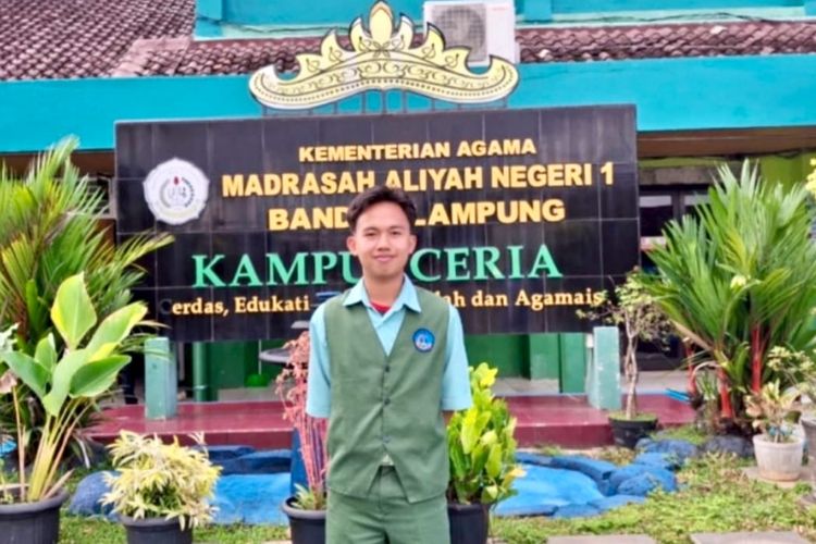 Riski Muhammad Ivan, Siswa MAN 1 Bandar Lampung meraih penghargaan internasional dari National Aeronautics and Space Administration (NASA) Amerika Serikat.




